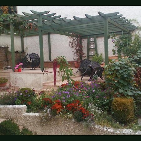 Room "Honeybee" In A Neoclassical House Kastoria Exterior foto